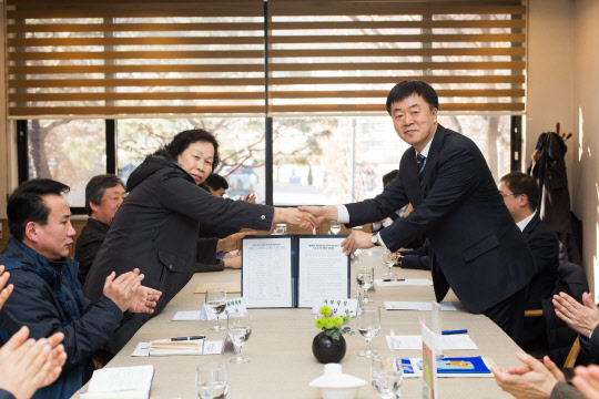 서울대(총장 성낙인)가 용역·파견 근로자 760여 명을 정규직으로 전환하기로 했다고 7일 밝혔다. 지난 6일 학교측 대표와 근로자측 대표, 전문가로 구성된 노사 및 전문가협의회에서 학교측과 근로자측 대표가 합의서에 서명하고 악수하고 있다. 서울대 제공